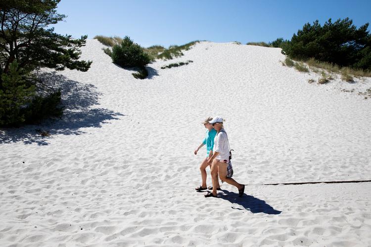 Lonely Planet har tilsyneladende ingen billeder af Bornholms billedskønne strand Dueodde, men det har Politikens Finn Frandsen heldigvis. Foto: Finn Frandsen/POLFOTO