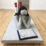 Værtinden er næsten gået i symbiose med sin madras i Anna Stahns udstilling på Alice Folker Gallery i København.​ Foto: Trine Ross
