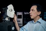 Ernesto Piga Carbone står alene på scenen, der er blevet til et virtuelt laboratorium, hvor hunden er digital og hedder Camus, og den afdøde bror kommer tilbage som maske. Foto: Catrine Zorn