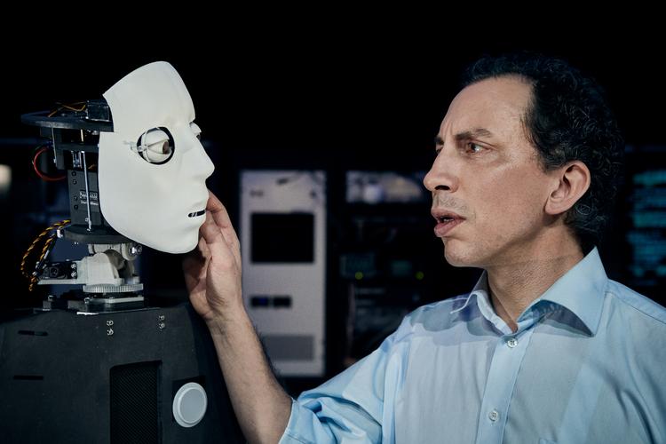 Ernesto Piga Carbone står alene på scenen, der er blevet til et virtuelt laboratorium, hvor hunden er digital og hedder Camus, og den afdøde bror kommer tilbage som maske. Foto: Catrine Zorn