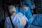 Hospitalerne havde 964 covidpatienter indlagt, da epidemien toppede. Det aktuelle tal er 211. Foto: Mads Nissen/POLFOTO