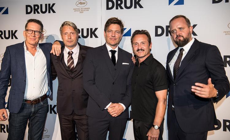 Thomas Vinterberg i midten er her flankeret af de fire hovedskuespillere fra 'Druk': Thomas Bo Larsen, Mads Mikkelsen, Lars Ranthe og Magnus Millang. Foto: Mogens Flindt