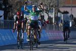 Glæden får frit løb hos Mads Würtz Schmidt, efter at han har krydset målstregen som vinder af 6. etape i Tirreno-Adriatico foran belgieren Brent van Moer (t.v.). Foto: LaPresse. 