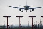 Københavns Lufthavn lod flytrafikken fortsætte, selvom løsrevne banelys udgjorde en trussel mod flysikkerheden. Nu har lufthavnen udskiftet 2.400 banelys. Foto: Thomas Borberg Foto: Thomas Borberg/POLFOTO