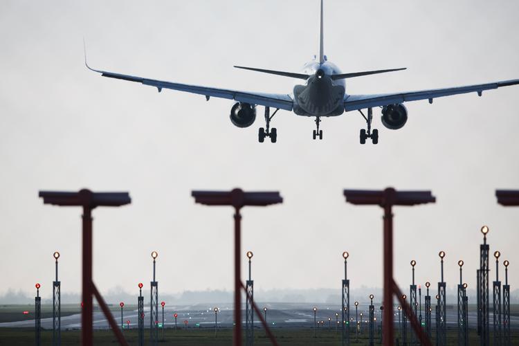Københavns Lufthavn lod flytrafikken fortsætte, selvom løsrevne banelys udgjorde en trussel mod flysikkerheden. Nu har lufthavnen udskiftet 2.400 banelys. Foto: Thomas Borberg Foto: Thomas Borberg/POLFOTO
