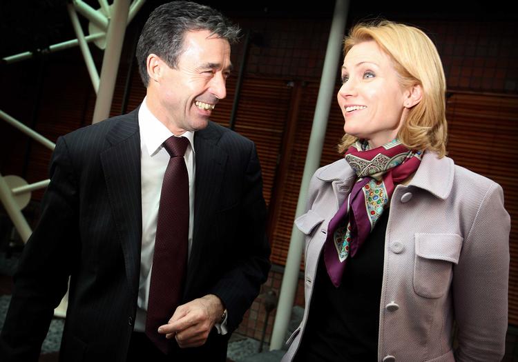 Helle Thorning-Schmidt (S) blev kørt over af Anders Fogh Rasmussen (V) ved valget i 2007. Næste valg ligner en gentagelse med omvendte farver, skriver Kristian Madsen. Foto: Niels Hougaard/POLFOTO