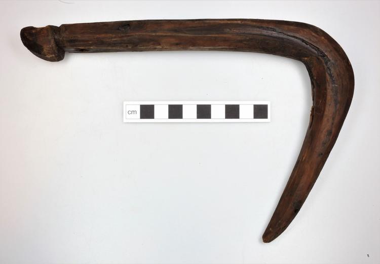 Ikke kun gamle latriner er fundet på en større udgravning på Købmagergade. Her er det en trækrog, formodentlig en kødkrog der kan stamme fra slagteboderne i 1500-tallet.  Foto: Københavns Museum/PR