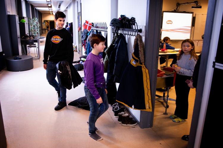 Eleverne i 0.-4. klasse fik lov at vende tilbage til skolen 8. februar. Nu stiger smitten blandt de 6-9-årige. Her er vi på Munkebo Skole ved Kerteminde.   Foto: Finn Frandsen/POLFOTO