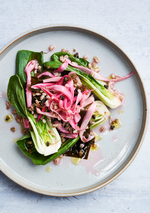 En farverig forårssalat, der tilfredsstiller dine smagsløg med umami fra tangen, syre og sødme fra rabarberne og knas fra de sprøde bokchoi. Foto: Columbus Leth