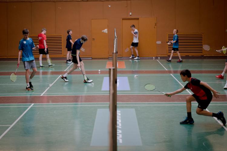 Da Gentofte Badmintomklub åbnede efter nedlukningen i foråret 2020, strømmede børn og unge til for at dyrke den sport, de havde savnet. Nu vil DIF og DGI have den indendørs idræt åbnet på ny. Foto: Andreas Merrald/POLFOTO