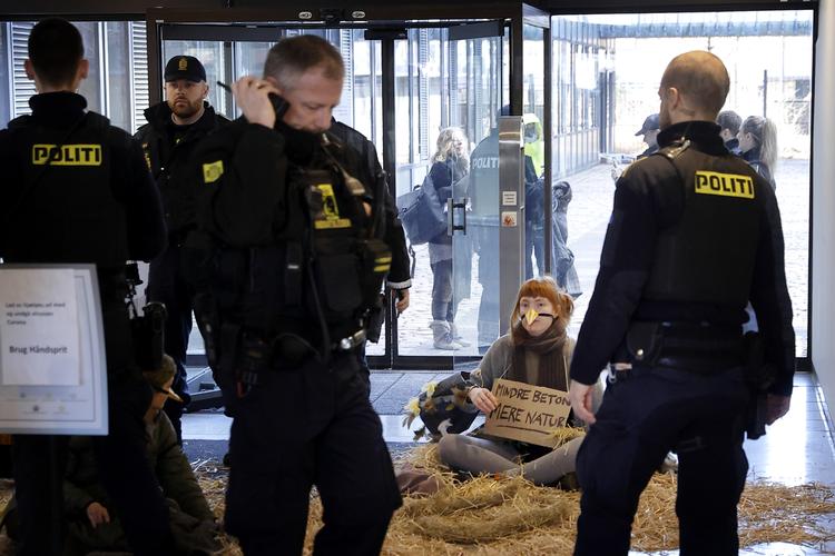 I protest over byggeriet på Amager Fælled har aktivister fra Extinction Rebellion lavet en aktion i Miljøministeriet. Foto: Jens Dresling/POLFOTO