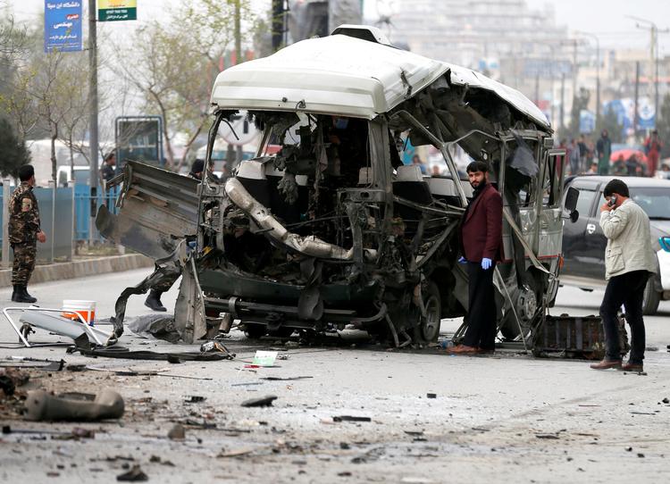  Det er ikke kun diplomatiet, der er i offensiven. Magnetiske klæbminer er begyndt at hærge trafikken i Kabul og andre storbyer. Mindst 15 blev såret ved angrebet på denne minibus mandag. Foto: Mohammad Ismail/Ritzau Scanpix