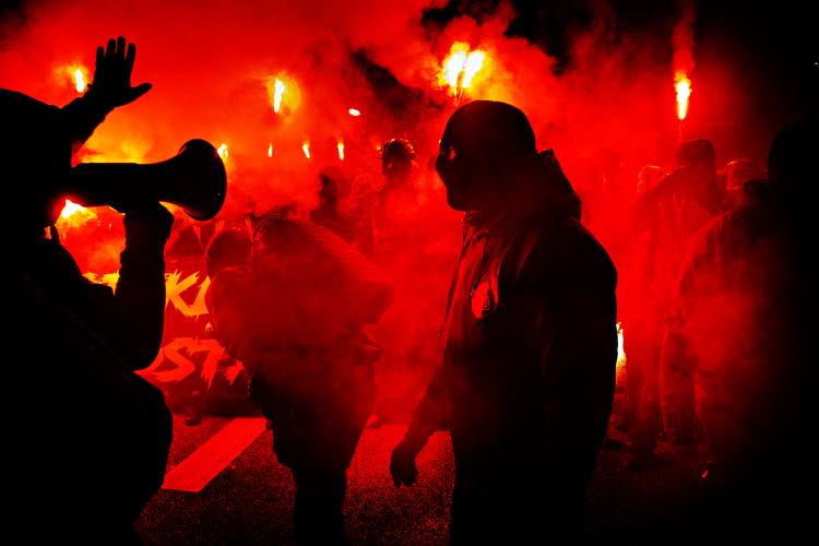 To mænd blev anholdt, da protestbevægelsen Men in Black lørdag demonstrerede mod regeringens coronatiltag og mod politiets reaktion på tidligere protester.. Foto: Martin Lehmann