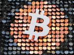 Bitcoins logo pryder her en butik i den franske by Marseilles.   Foto: Eric Gaillard/Ritzau Scanpix