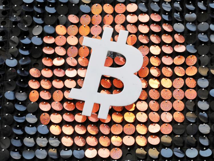 Bitcoins logo pryder her en butik i den franske by Marseilles.   Foto: Eric Gaillard/Ritzau Scanpix
