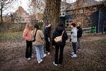 Der er brug for en langsigtet strategi for at genoprette trivslen hos elever i folkeskolen og på ungdomsuddannelser, mener RV.
Her mødes 8.a på Søborg Skole til en dag med udendørs aktiviteter efter flere måneders hjemmeundervisning.  Foto: Jens Dresling/POLFOTO