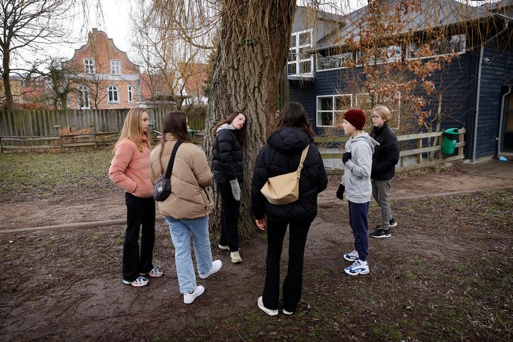 Der er brug for en langsigtet strategi for at genoprette trivslen hos elever i folkeskolen og på ungdomsuddannelser, mener RV.
Her mødes 8.a på Søborg Skole til en dag med udendørs aktiviteter efter flere måneders hjemmeundervisning.  Foto: Jens Dresling/POLFOTO