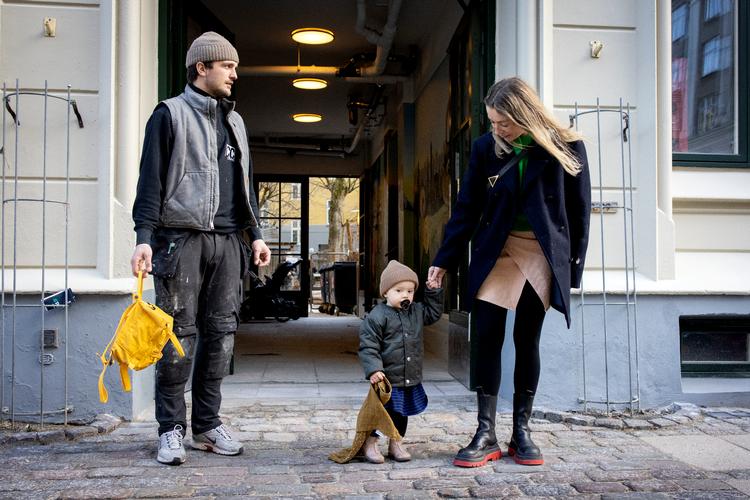 Trine Hedegaard og hendes mand henter den yngste af deres to piger i institutionen Rosengården på Østerbro. Sammen med 28 andre forældre har de skrevet til Københavns Kommune, fordi de er bekymret over forholdene.  Foto: Jesper Houborg/POLFOTO