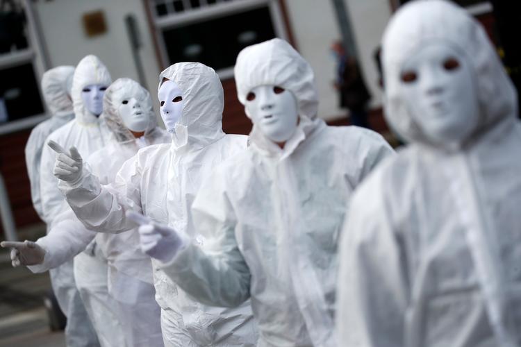 Aktivister fra gruppen 'De hvide masker' demonstrerer mod coronarestriktionerne i Nantes, Frankrig tirsdag. Nu taler eksperter om ny nedlukning.   Foto: Stephane Mahe/Ritzau Scanpix