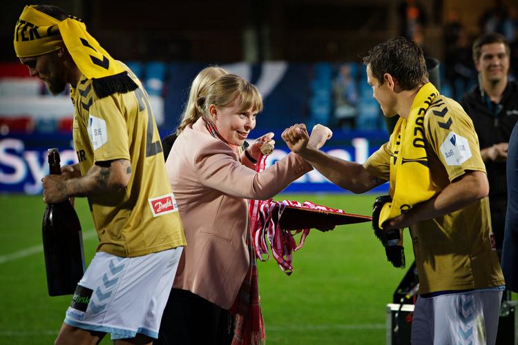 I sommeren 2020 var kulturminister Joy Mogensen (S) med til at overække medaljer til fodboldens pokalvindere fra SønderjyskE. Nu møder hun dagligt frustrationer fra idrætten, og det forstår hun godt. Foto: Martin Lehmann/POLFOTO