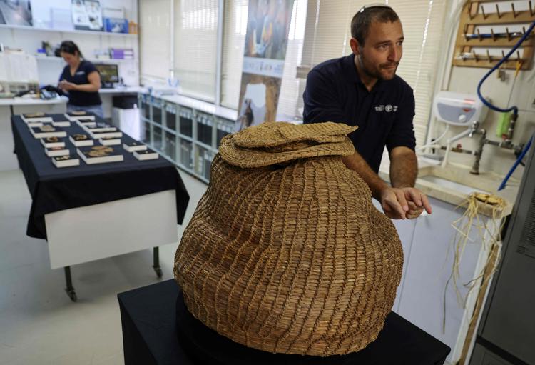 Den 10.500 år gamle kurv vises frem i laboratorium i Jerusalem. Foto: Menahem Kahana/Ritzau Scanpix
