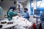 Sygeplejersker arbejder med en coronapatient på intensivafdelingen på Rigshospitalet i Oslo i november. Foto: Ntb/Reuters/Ritzau Scanpix 