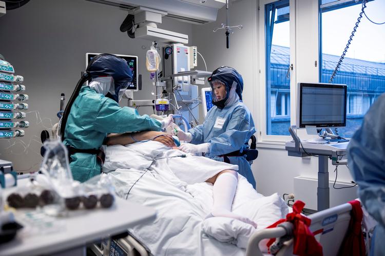 Sygeplejersker arbejder med en coronapatient på intensivafdelingen på Rigshospitalet i Oslo i november. Foto: Ntb/Reuters/Ritzau Scanpix 