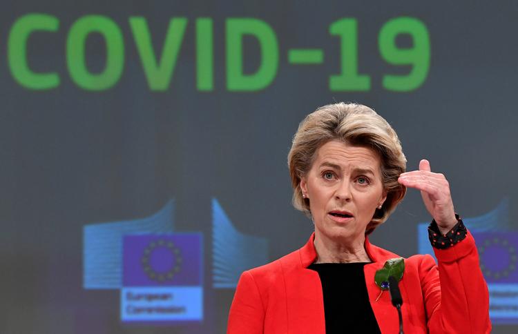 EU-Kommissionens formand, Ursula von der Leyen, truer onsdag med, at EU kan indføre et eksportforbud mod covid-19-vacciner til lande, der ikke lever op til principperne om ’gensidighed’. Foto: Pool/Ritzau Scanpix