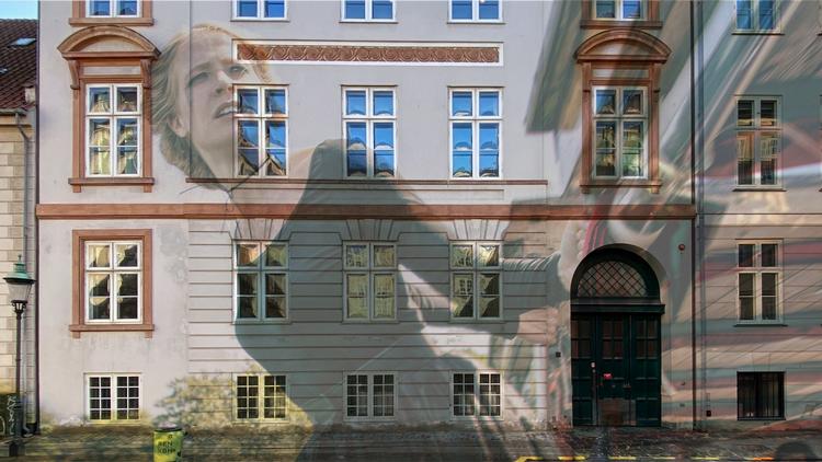 Danner præger her facaden i Ny Vestergade 13, hvor turen begynder, og hvor grevinden boede på sine gamle dage.  Men ellers er der ingen officielle, mindeværdige spor efter den store dame – bortset fra hendes eget Dannerhus  Foto: Per Morten Abrahamsen