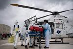 Stadig yngre patienter bliver nu overført fra hospitaler i Paris-regionen til hospitaler i mindre ramte områder. Men flere og flere familier ønsker ikke, at deres slægtninge forlader området.   Foto: Loic Venance/Ritzau Scanpix