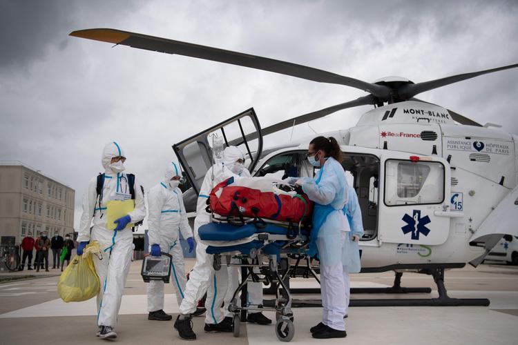 Stadig yngre patienter bliver nu overført fra hospitaler i Paris-regionen til hospitaler i mindre ramte områder. Men flere og flere familier ønsker ikke, at deres slægtninge forlader området.   Foto: Loic Venance/Ritzau Scanpix
