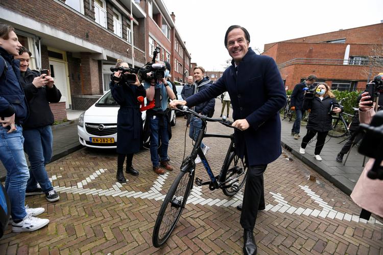 Premierminister Mark Ruttes parti, VVD, bliver ifølge valgstedsmålinger det største parti ved parlamentsvalget i Holland. Foto: Piroschka Van De Wouw/Ritzau Scanpix