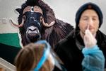En mand bliver testet, før han kan komme ind i Zoo i København. Fejl i tests er med til at puste opgørelse over smittede kunstigt højt, påpeger eksperter. Foto: Mads Claus Rasmussen/Ritzau Scanpix