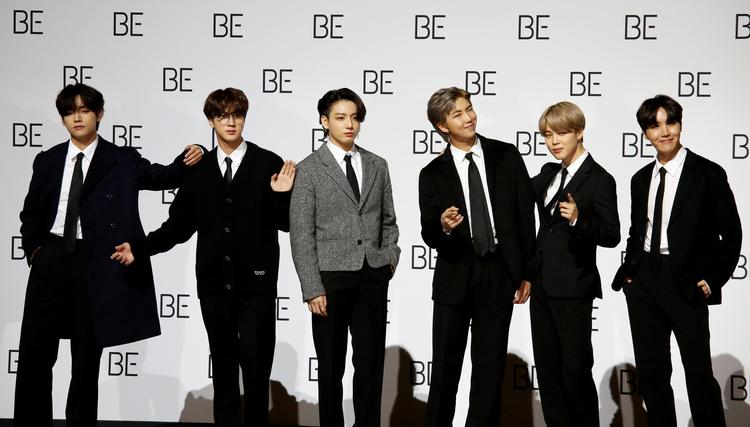 K-popbandet BTS, som ses på billedet, fik lavet en karikatur på et samlekort, som nu er trukket tilbage efter kritik om racisme.  Foto: Heo Ran/Ritzau Scanpix