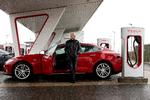 En gruppe af 75 Tesla-ejere har stævnet Tesla, fordi deres biler oplader væsentligt langsommere end lovet. En af dem er Steen Andersen, som har set ladetiden gå fra 30 til 50 minutter på sin Tesla S. Den slags problemer skal en bedre garanti beskytte forbrugerne imod, mener FDM. Foto: Finn Frandsen/POLFOTO