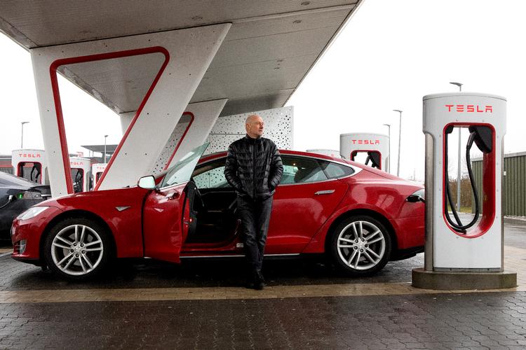 En gruppe af 75 Tesla-ejere har stævnet Tesla, fordi deres biler oplader væsentligt langsommere end lovet. En af dem er Steen Andersen, som har set ladetiden gå fra 30 til 50 minutter på sin Tesla S. Den slags problemer skal en bedre garanti beskytte forbrugerne imod, mener FDM. Foto: Finn Frandsen/POLFOTO