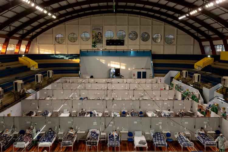 Det brasilianske hospitalsvæsen er i knæ. I august omdannede man en sportshal i Sao Paolo til et midlertidig sygehus med plads til 100 senge.  Arkivfoto Mads Nissen