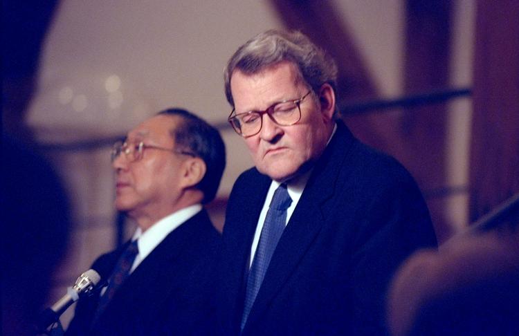 Kinans vicepremierminister Li Lanqing sammen med daværende udenrigsminister, Niels Helveg  Petersen, under besøget i Danmark i 1998. 