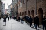 Mange stod i kø, da boghandlen Arnold Busck i Købmagergade genåbnede efter første coronanedlukningen i foråret 2020. Foto: Andreas Merrald/POLFOTO