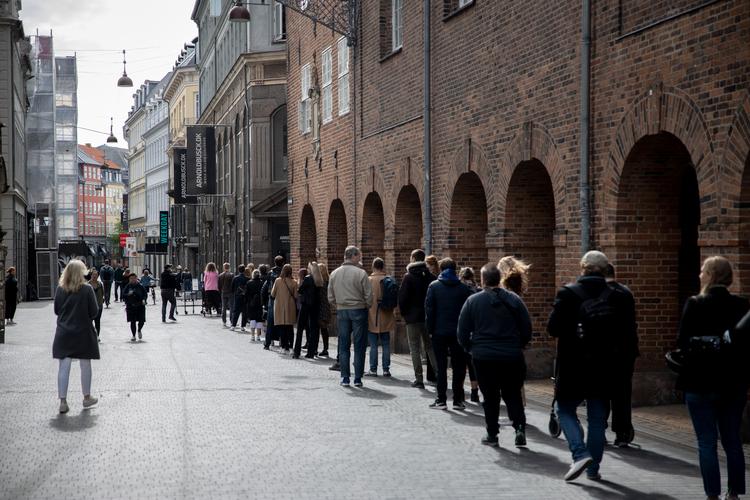 Mange stod i kø, da boghandlen Arnold Busck i Købmagergade genåbnede efter første coronanedlukningen i foråret 2020. Foto: Andreas Merrald/POLFOTO