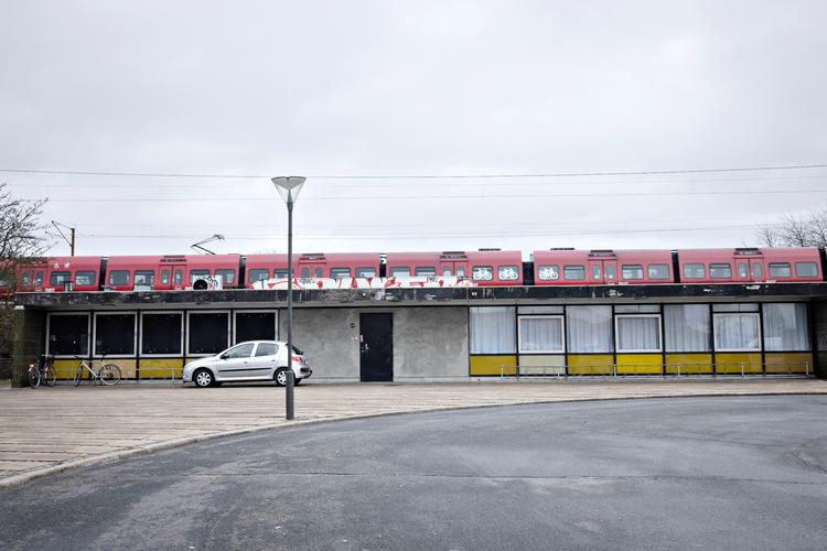 Ellebjerg Station lukkede i 2007 og fremstår i dag som en spøgelsesstation. DSB oplyser, at den meget aflåste bygning er udlejet. Eneste liv virker til at være S-togene, der suser forbi i første sals højde. Foto: Marius Renner/POLFOTO