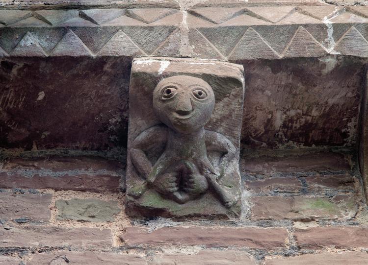 En af figurerne kan man se i den engelske by Kilpeck i Herefordshire. Mange blev fjernet især i Victoriatiden, fordi man anså dem for at være syndige.  Foto: Mick Sharp/Alamy Stock Photo/Ritzau Scanpix