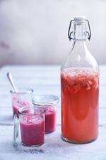 Når man laver saften, kan man med fordel bruge et glas med en stor overflade. Det vil give en hurtigere oxidering, og smagen af rabarber kommer mere til sin ret. Så kan man altid vælge at hælde saften på flaske, når man sigter den. Foto: Columbus Leth