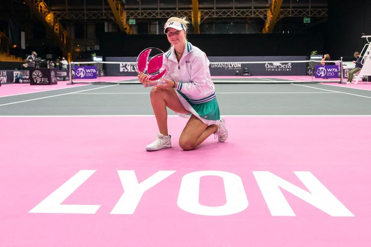VÆRSGO'. Sådan tog Clara Tauson sig ud, da hun havde vundet WTA-turneringen i Lyon. Er hun den nye Wozniacki? Ikke som spiller, men som kvinden, der ser ud til at have format til at fylde hullet ud på verdensscenen. Foto: Alexandre Hergott/Ritzau Scanpix