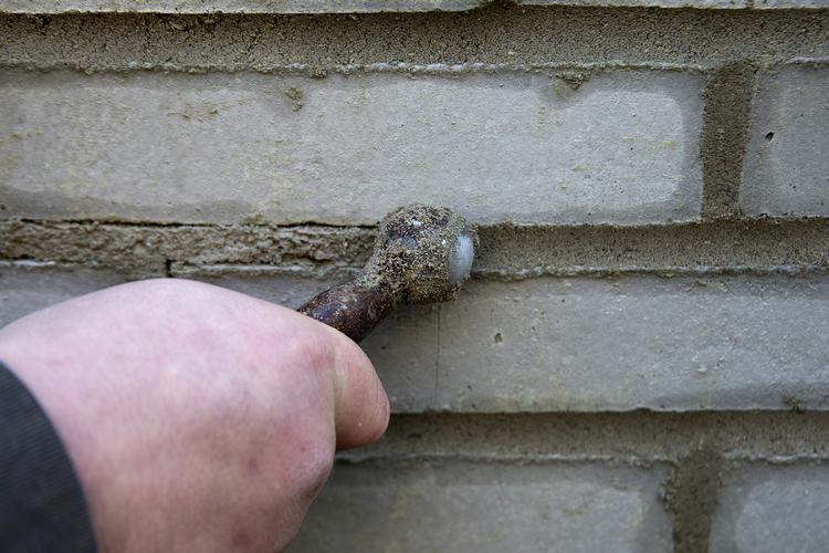 Det er svært at få fat i en håndværker, mens restauranter og barer lider.   Foto: Finn Frandsen/POLFOTO