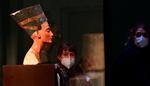  Besøgende skal have mundbind på, hvis de vil se busten af Nefertiti på Berlins Neues Museum, som er et af de tyske museer, der igen har mulighed for at modtage gæster. Foto: Tobias Schwarz/AFP   Foto: Tobias Schwarz/Ritzau Scanpix