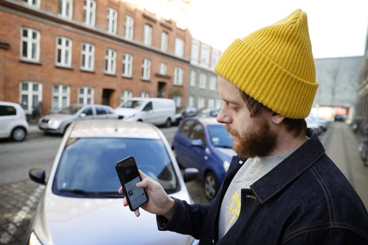     Albert Dieckmann på 28 år er kunde hos det digitale forsikringsselskab Undo, der fastsætter prisen på en bilforsikring efter hvor godt du kører - din kørsel bliver målt via en app i fire uger. Her fotograferet med sin bil på Nørrebro.   Foto: Jens Dresling/POLFOTO