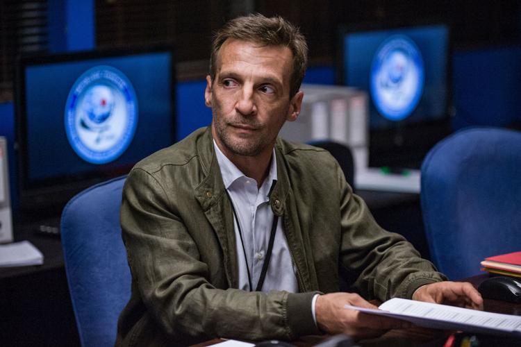 Den franske agent Malotru (Mathieu Kassovitz) er et interessant bekendtskab, fordi han i serien reflekterer klogt over sit vilde dobbeltspil.  Foto: Federation Entertainment