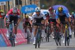 Tre af de forventede hovedpersoner i Milano-Sanremo i aktion under Tirreno-Adriatico: Julian Alphilippe som vinde af 2. etape foran Mathieu van der Poel (t.v.) og Wout van Aert, mens Tour de France-kongen Tadej Pogacar må tage til takke med fjerdepladsen. Foto: LaPresse. 