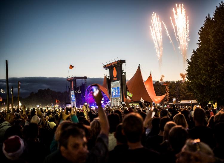 Da Eminem optrådte på Roskilde Festival i 2018, var der sat to ekstra skorskærme op ved Orange Scene. Det overvejer festivalen at gentage i år.   Foto: Jonas Olufson
